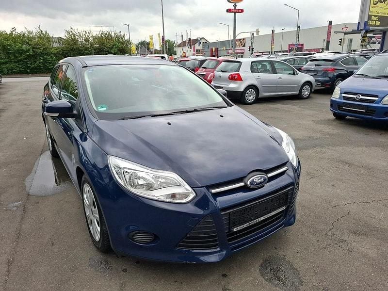 Blau Gebraucht 2014 Ford Focus Ambiente Limousine | 5.199 € (Fairer Preis) - Bild 1/4