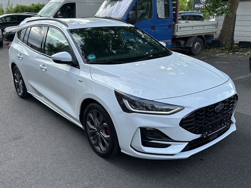 Weiß Gebraucht 2023 Ford Focus ST-Line Limousine | 18.999 € (Superpreis) - Bild 1/4