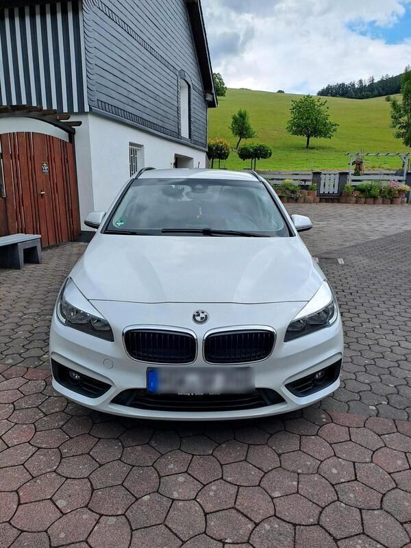 Weiß Gebraucht 2017 BMW 216 Active Tourer Van / Kleinbus | 11.500 € (Guter Preis) - Bild 1/4
