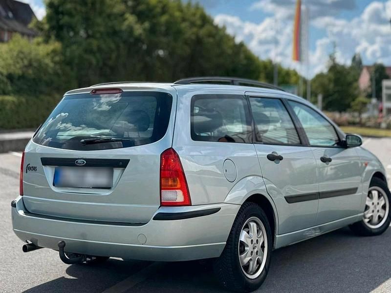 Grün Gebraucht 2003 Ford Focus Limousine | 1.750 € - Bild 1/4
