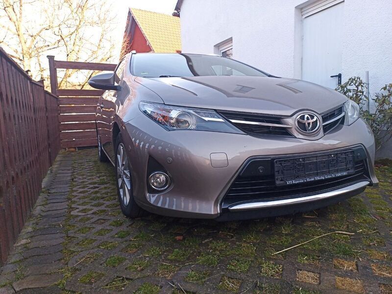 Braun Gebraucht 2014 Toyota Auris Touring Sports Kombi | 8.400 € - Bild 1/4