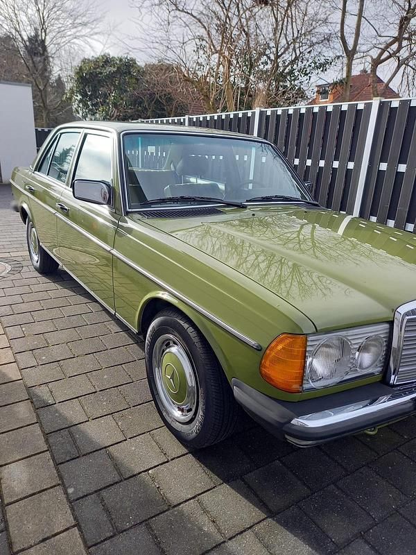 Gebraucht Mercedes 240 72 PS (52 kW) 1981 Grün Limousine