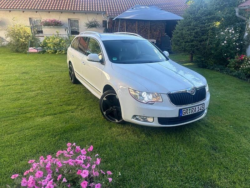 Weiß Gebraucht 2010 Skoda Superb Elegance Kombi | 7.000 € (Fairer Preis) - Bild 1/4