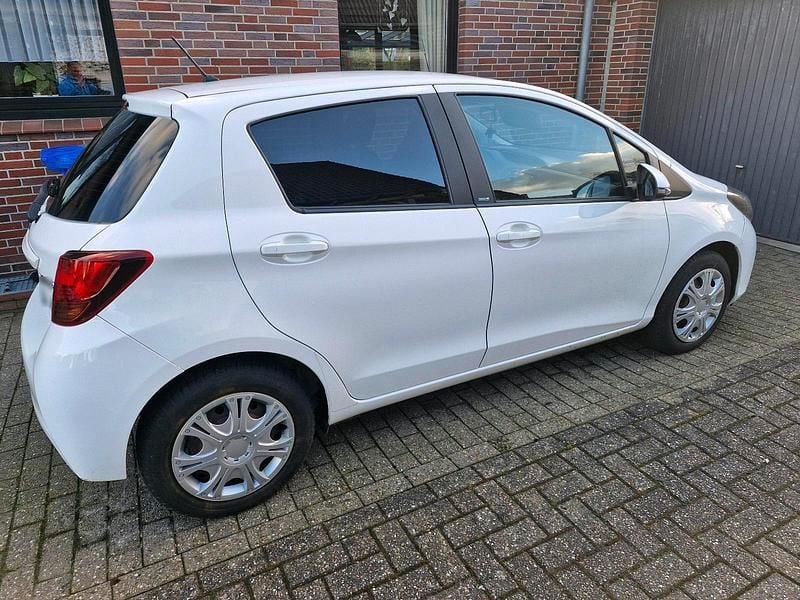 Gebraucht Toyota Yaris 99 PS (72 kW) 2016 Weiß Kleinwagen