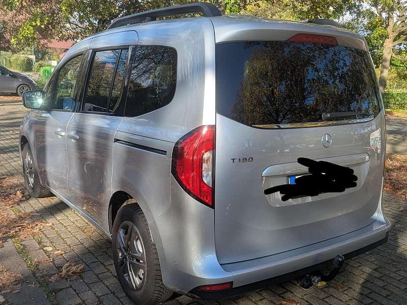 Gebraucht Mercedes T180 Progressive 131 PS (96 kW) 2023 Silber Van / Kleinbus