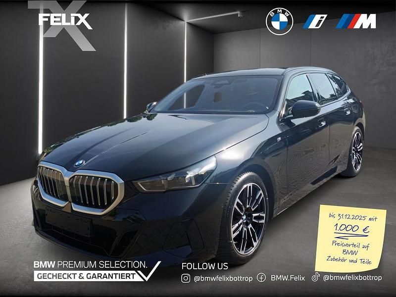 Black sapphire metallic Gebraucht 2024 BMW 520 Comfort Edition Kombi | 49.859 € (Superpreis) - Bild 1/4