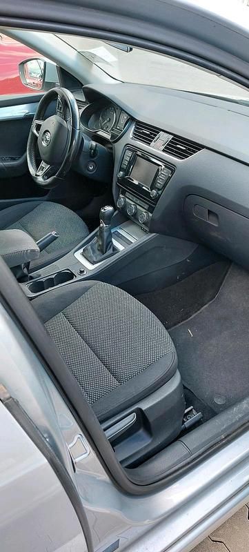 Gebraucht Skoda Octavia Ambition 150 PS (110 kW) 2014 Silber Kleinwagen