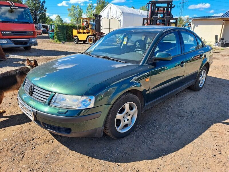 Grün Gebraucht 1997 VW Passat Basis Limousine | 1.890 € (Fairer Preis) - Bild 1/4