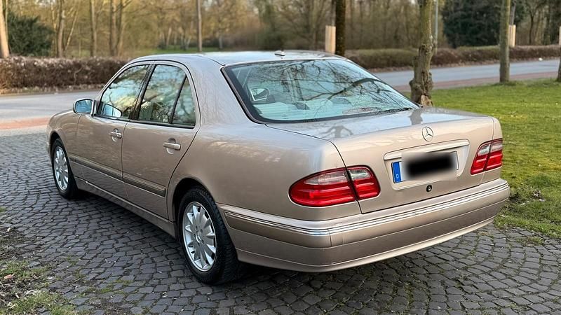 Gebraucht Mercedes E320 224 PS (164 kW) 2001 Gold Limousine