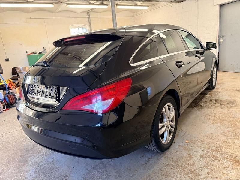 Gebraucht Mercedes CLA200 Shooting Brake 136 PS (100 kW) 2015 Schwarz Kombi
