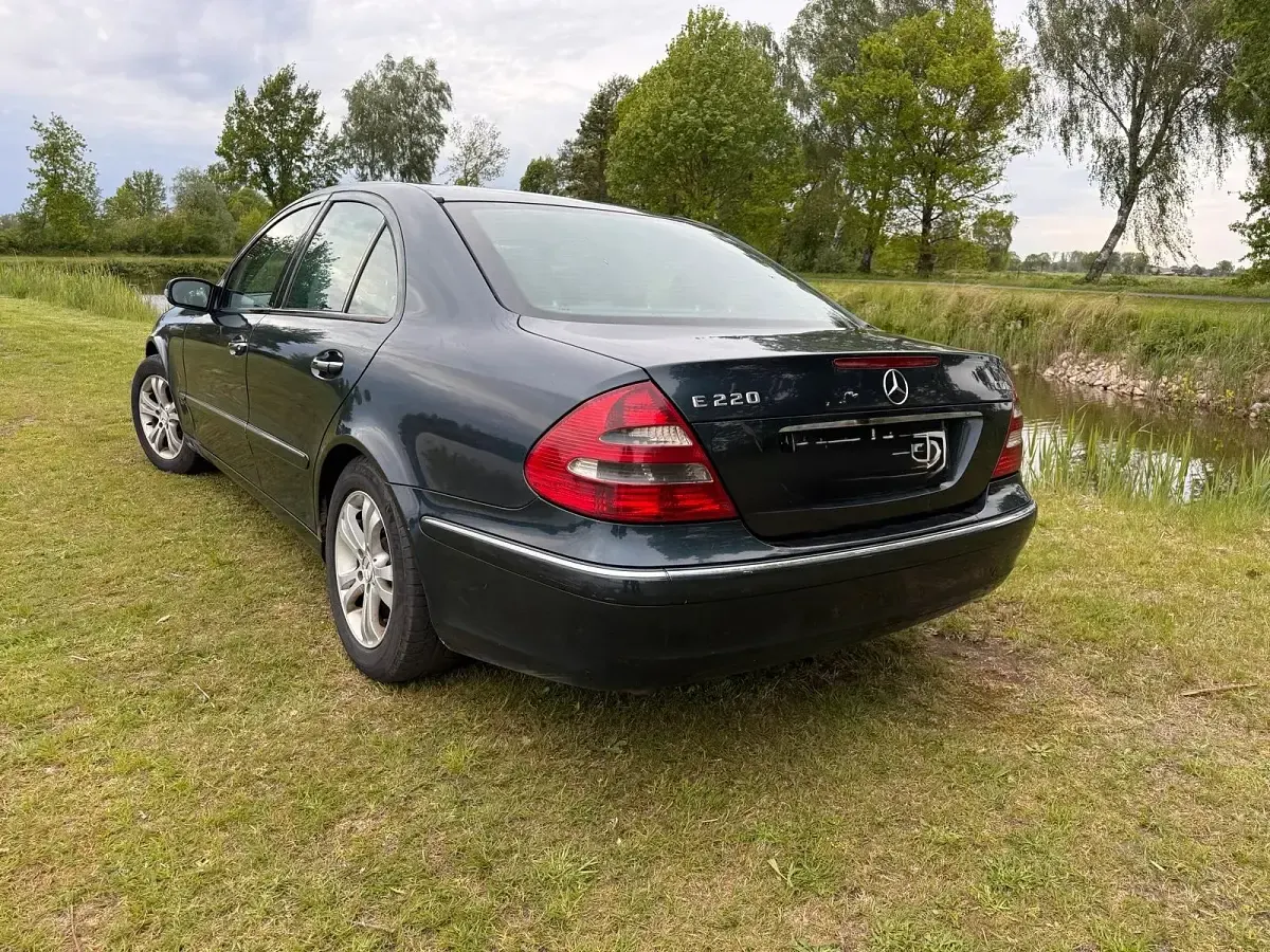 Używany Mercedes E220 150 KM (110 kW) 2002 Czarny Sedan/Limuzyna