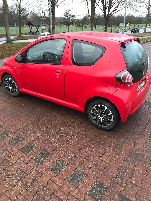 Rot Gebraucht 2010 Toyota Aygo Kleinwagen | 2.500 € (Guter Preis) - Bild 1/2