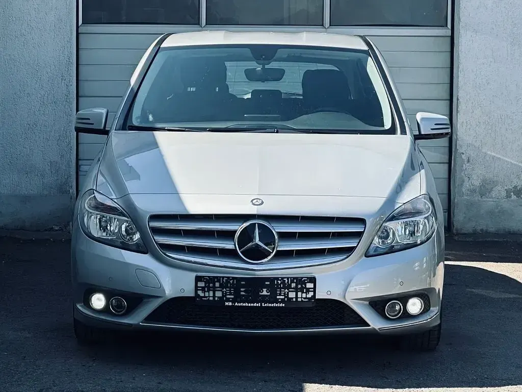 Gebraucht Mercedes B180 122 PS (89 kW) 2012 Silber Van / Kleinbus