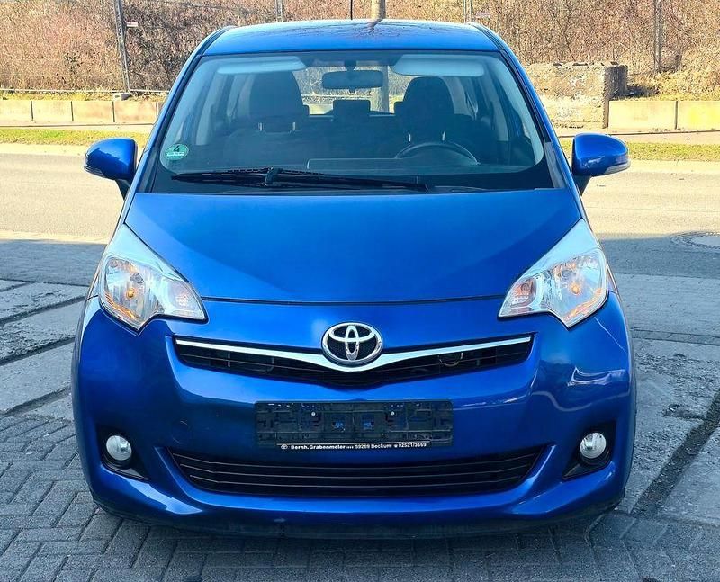 Gebraucht Toyota Verso-S Multidrive S 99 PS (72 kW) 2011 Blau Van / Kleinbus