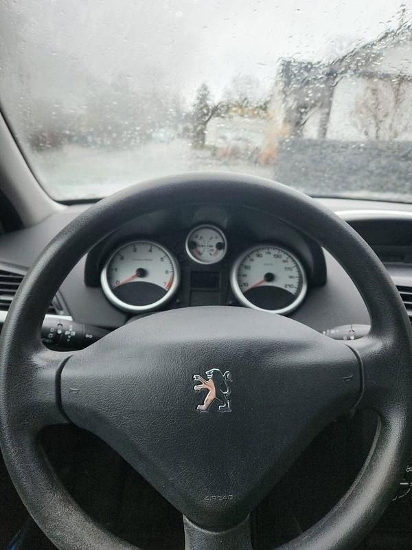 Gebraucht Peugeot 207 73 PS (53 kW) 2009 Weiß Kleinwagen