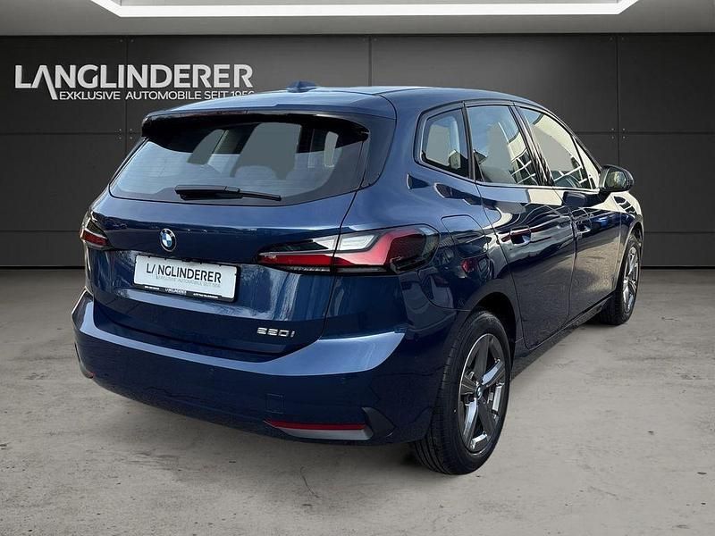 Gebraucht BMW 220 Active Tourer 170 PS (125 kW) 2024 Phytonicblau metallic Van / Kleinbus