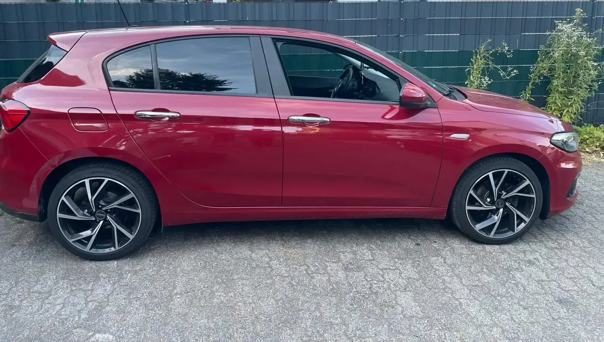 Gebraucht Fiat Tipo 95 PS (69 kW) 2017 Rot Kleinwagen