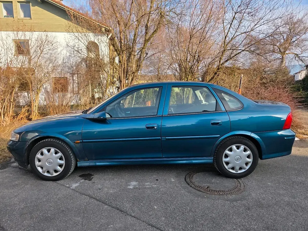 Begagnad Opel Vectra 101 HK (74 kW) 2001 Grön Sedan