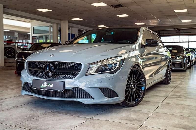 Kosmosschwarz metallic Gebraucht 2015 Mercedes CLA180 Urban Limousine | 16.666 € (Guter Preis) - Bild 1/4