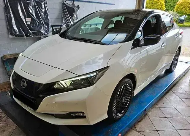 Gebraucht Nissan Leaf N-Connecta 160 kW (218 PS) 2024 Pearl white/black m Kleinwagen