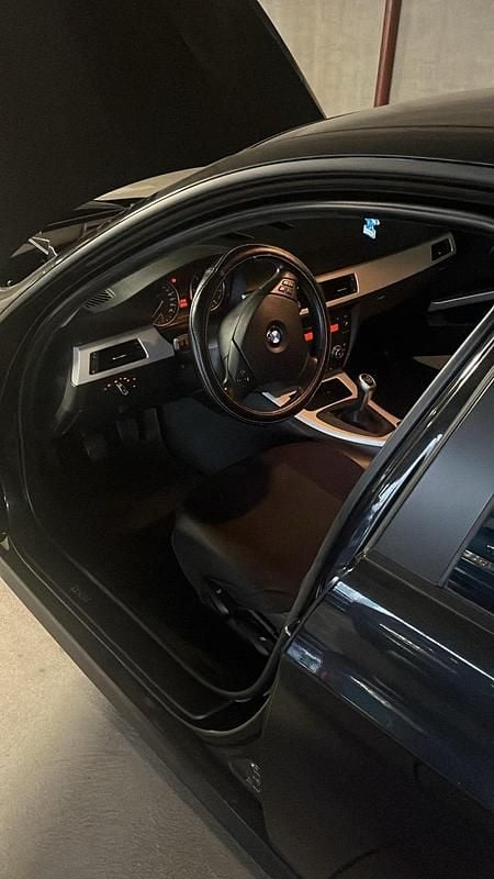 Gebraucht BMW 320 177 PS (130 kW) 2009 Schwarz Limousine