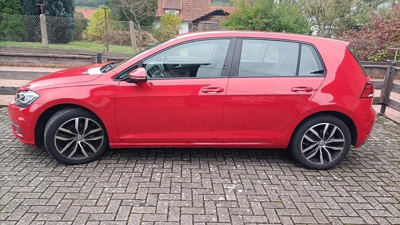 Rot Gebraucht 2017 VW Golf VII Limousine | 15.595 € (Fairer Preis) - Bild 1/4