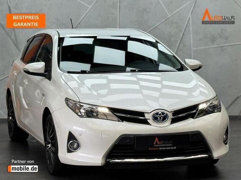 Weiß Gebraucht 2013 Toyota Auris Hybrid Edition Limousine | 10.950 € (Etwas zu teuer) - Bild 1/4