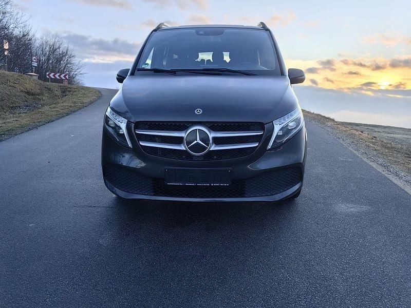 Grau Gebraucht 2019 Mercedes V300 Edition Van / Kleinbus | 34.950 € (Fairer Preis) - Bild 1/4