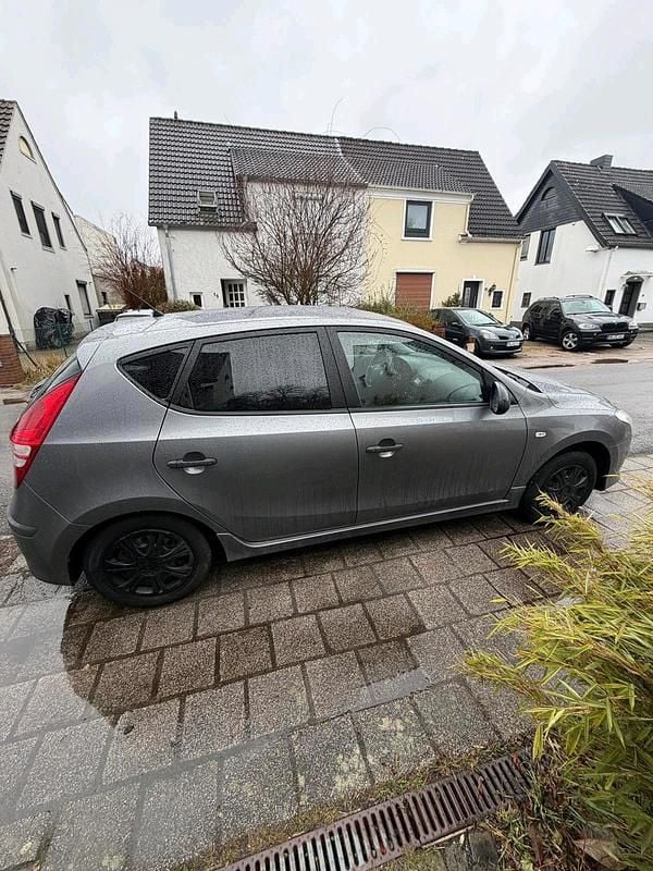 Gebraucht Hyundai i30 109 PS (80 kW) 2012 Grau Kleinwagen