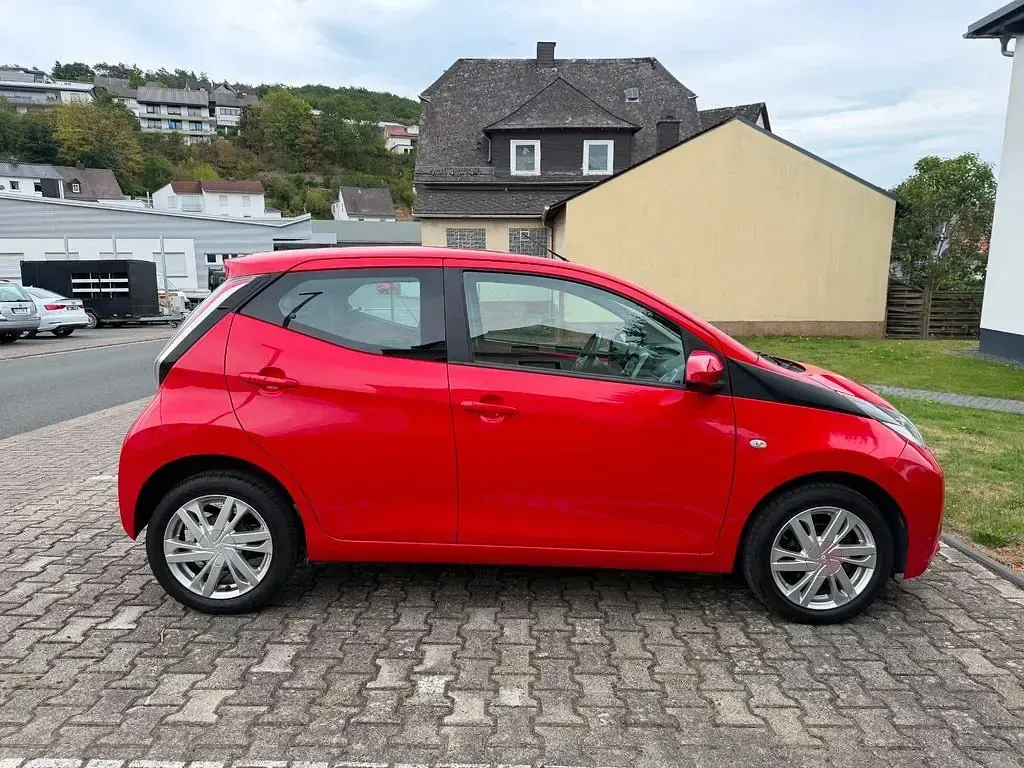 Gebraucht Toyota Aygo X-play 69 PS (50 kW) 2015 Rot Kleinwagen
