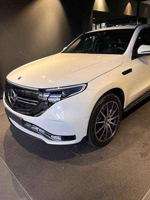 Weiß Gebraucht 2023 Mercedes EQC400 AMG SUV | 52.000 € - Bild 1/4