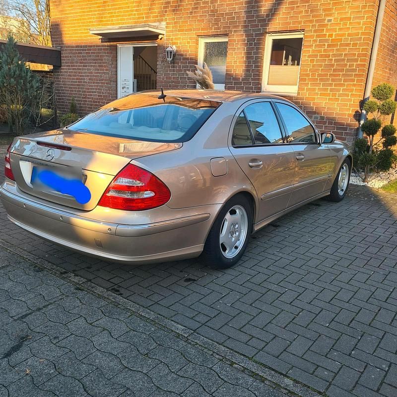 Gebraucht Mercedes E240 Avantgarde 177 PS (130 kW) 2003 Gold Limousine