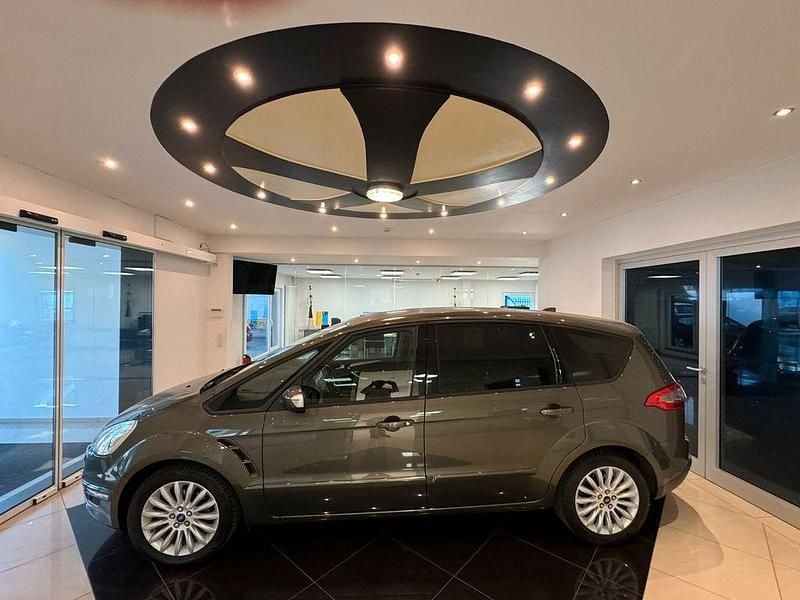 Grün Gebraucht 2015 Ford S-MAX Trend Van / Kleinbus | 11.000 € - Bild 1/4