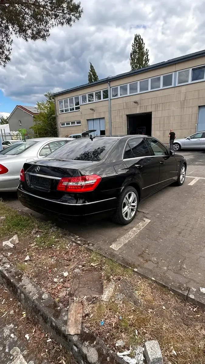 Gebraucht Mercedes E220 170 PS (125 kW) 2011 Schwarz Limousine
