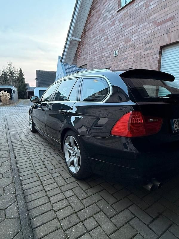 Gebraucht BMW 330 272 PS (200 kW) 2011 Schwarz Kombi