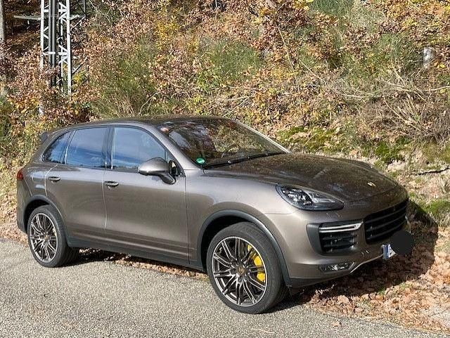 Braun Gebraucht 2015 Porsche Cayenne Turbo SUV | 58.100 € - Bild 1/4