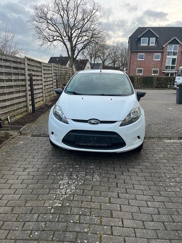 Gebraucht Ford Fiesta 60 PS (44 kW) 2012 Weiß Kleinwagen