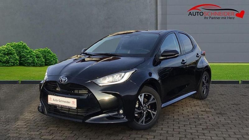 Schwarz Neu 2025 Toyota Yaris Hybrid Limousine | 26.800 € (Fairer Preis) - Bild 1/4