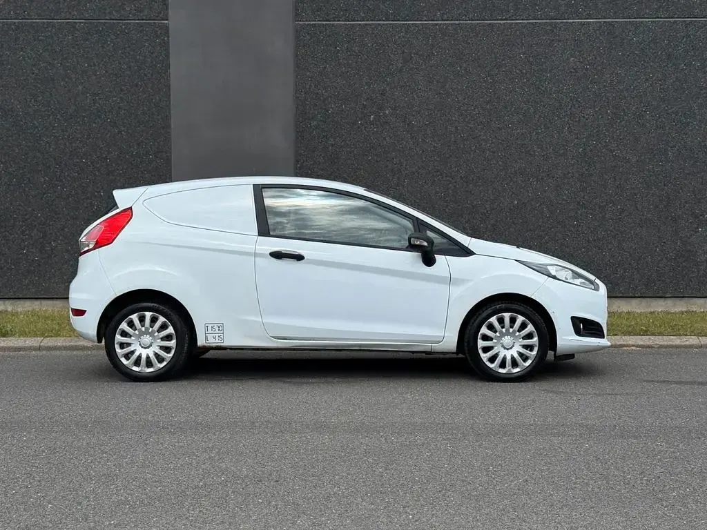 Gebraucht Ford Fiesta 75 PS (55 kW) 2015 Weiß Kleinwagen