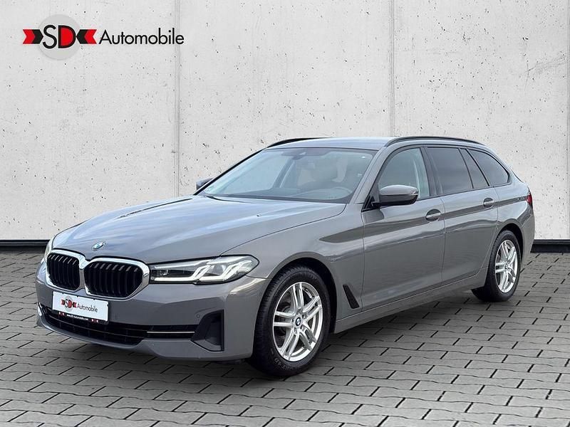 Grau Gebraucht 2021 BMW 520 Sport Line Kombi | 26.450 € (Fairer Preis) - Bild 1/4