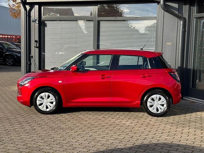 Neu Suzuki Swift Club 83 PS (61 kW) 2026 Rot Kleinwagen