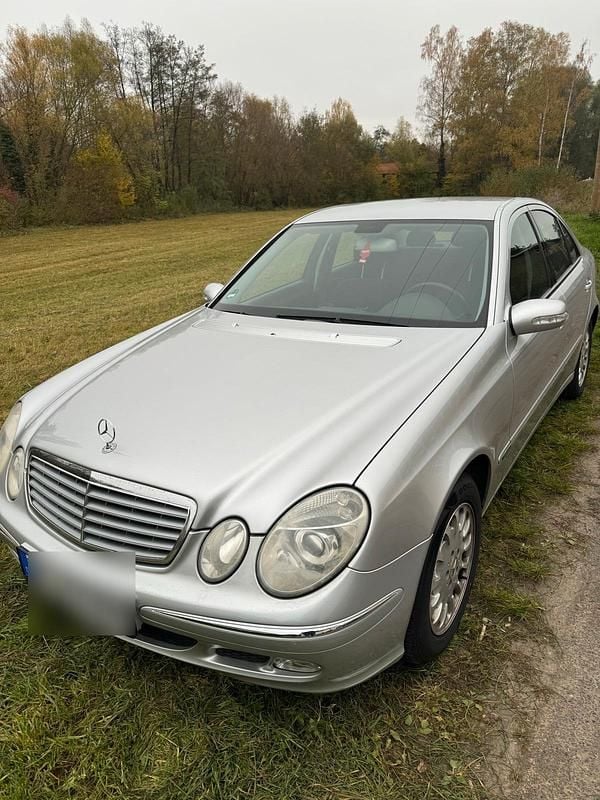 Silber Gebraucht 2022 Mercedes E240 Elegance Limousine | 2.750 € - Bild 1/4