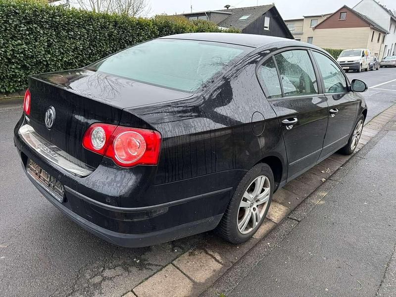 Gebraucht VW Passat Trendline 102 PS (75 kW) 2008 Deep black perleffekt Limousine