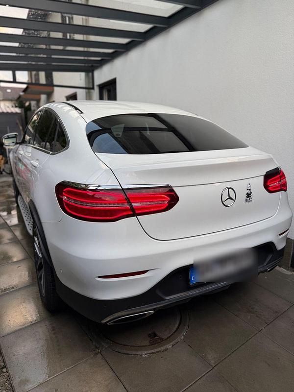 Weiß Gebraucht 2017 Mercedes GLC250 AMG line Coupé | 29.900 € (Fairer Preis) - Bild 1/4