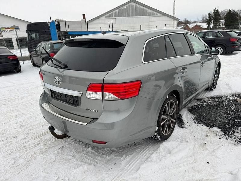 Gebraucht Toyota Avensis Life 147 PS (108 kW) 2013 Grau Kombi
