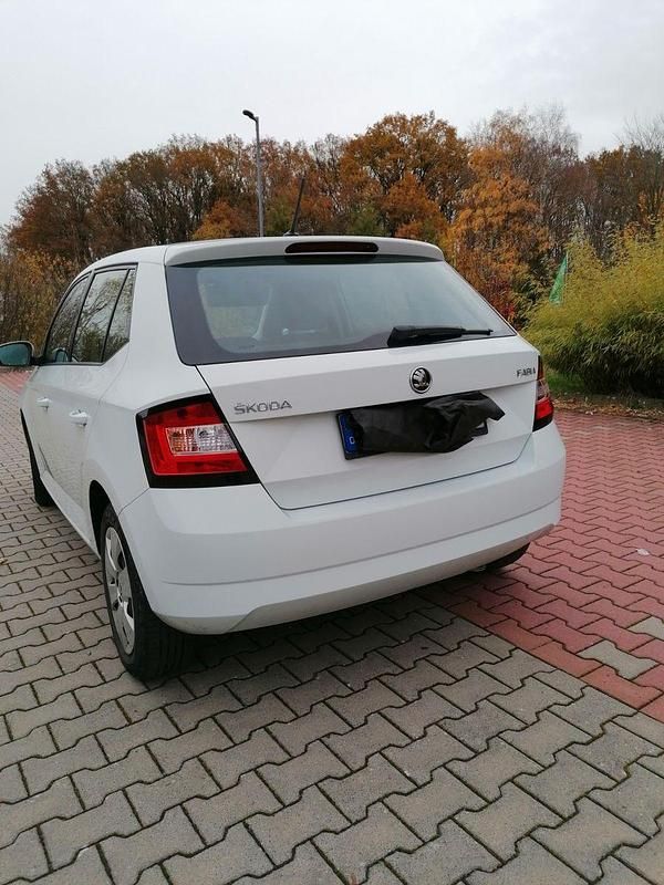 Weiß Gebraucht 2016 Skoda Fabia Cool Edition Kleinwagen | 5.999 € (Guter Preis) - Bild 1/4