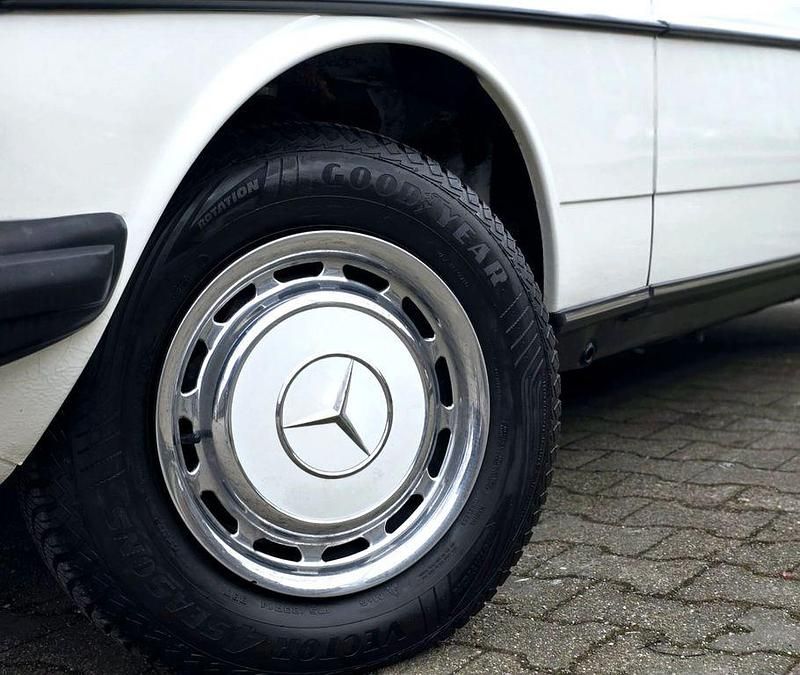 Gebraucht Mercedes 200 109 PS (80 kW) 1982 Weiß Limousine