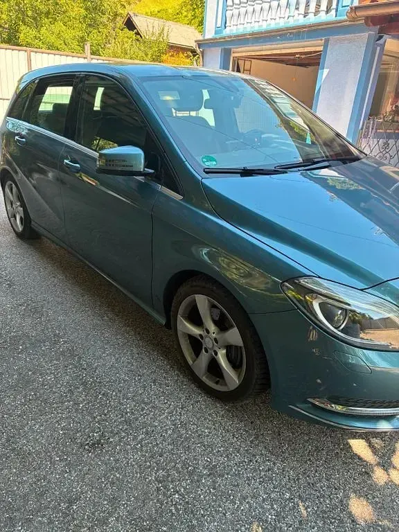 Gebraucht Mercedes B180 122 PS (89 kW) 2012 Blau Kleinwagen