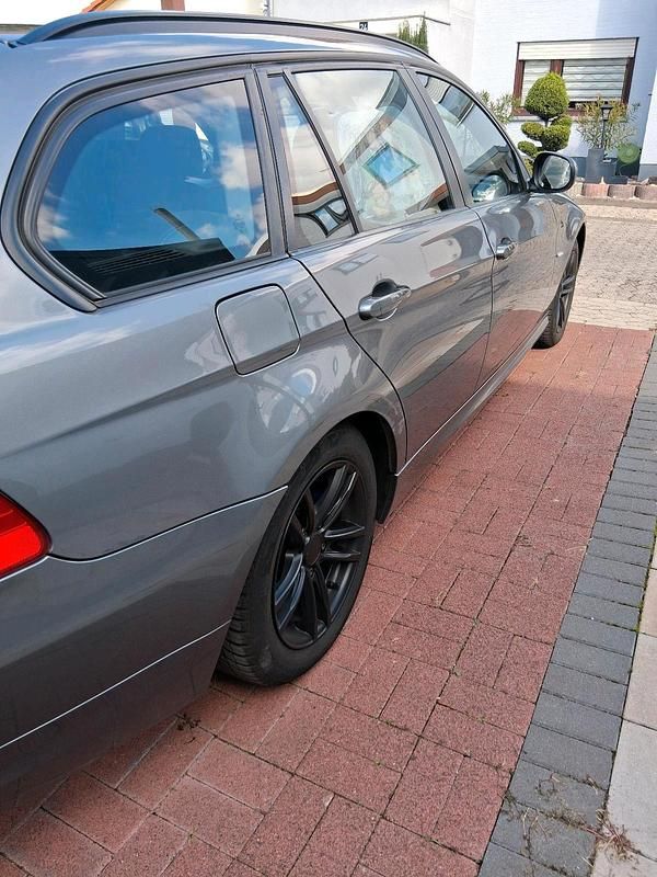 Gebraucht BMW 318 143 PS (105 kW) 2012 Grau Kombi