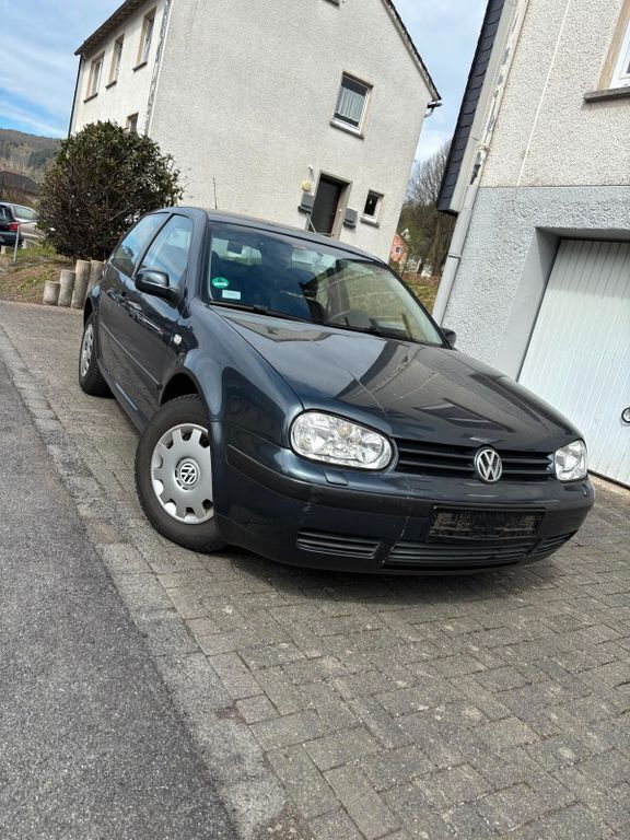 Blau Gebraucht 2003 VW Golf IV Limousine | 1.550 € (Guter Preis) - Bild 1/4
